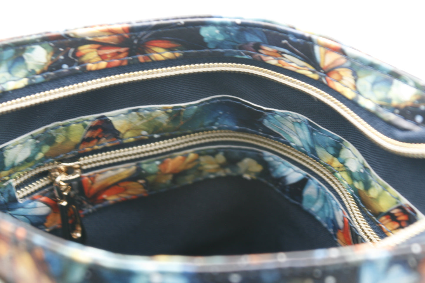 Maximum organization – Features a secure zipper coin pocket and multiple slip pockets to keep your items neatly stored.