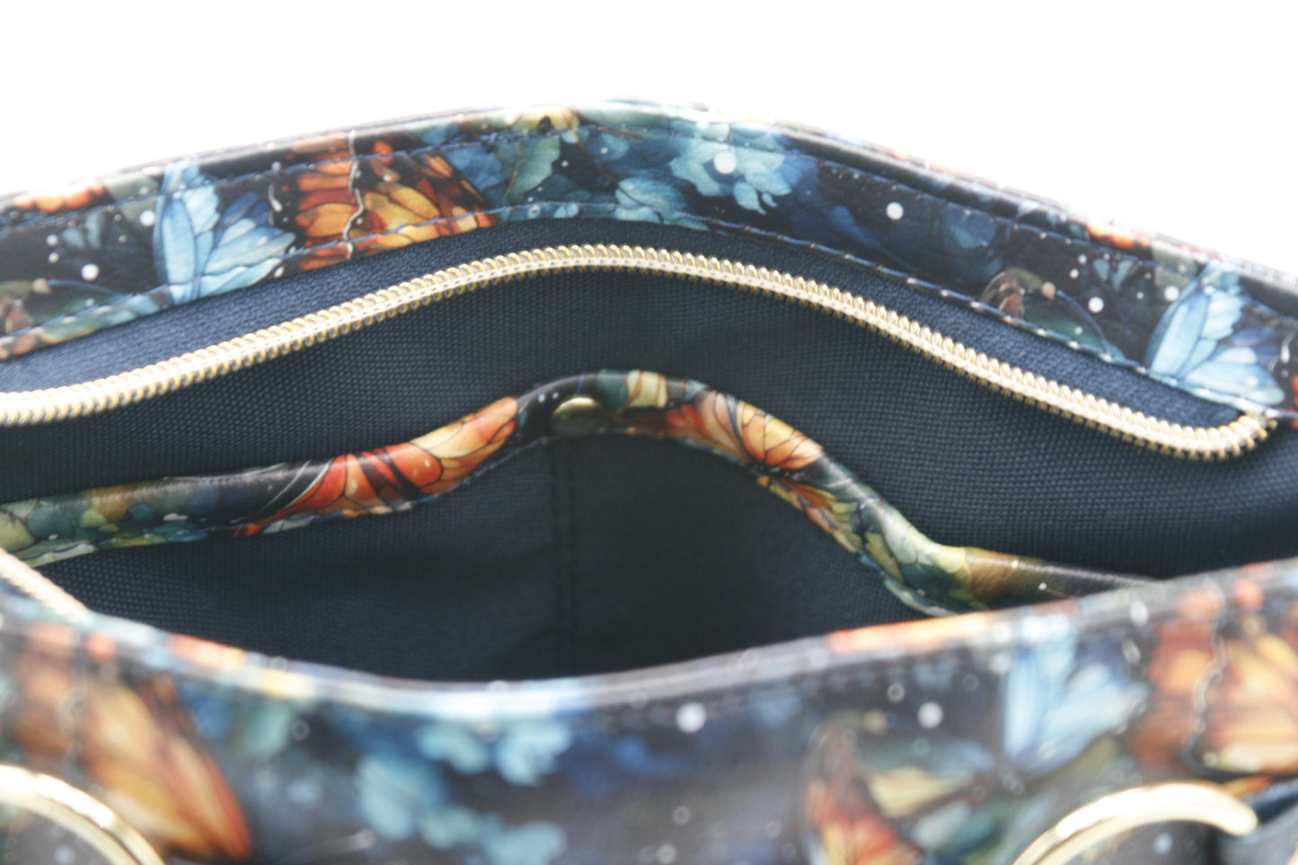 Maximum organization – Features a secure zipper coin pocket and multiple slip pockets to keep your items neatly stored.