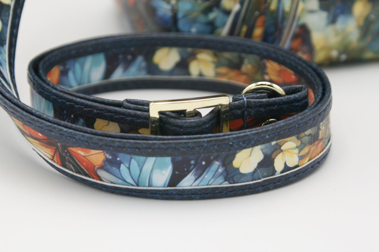 Adjustable two-tone crossbody strap – Wear it comfortably at your preferred length.