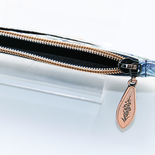 ✔ Zipper pocket – Perfect for change, small items, or receipts.