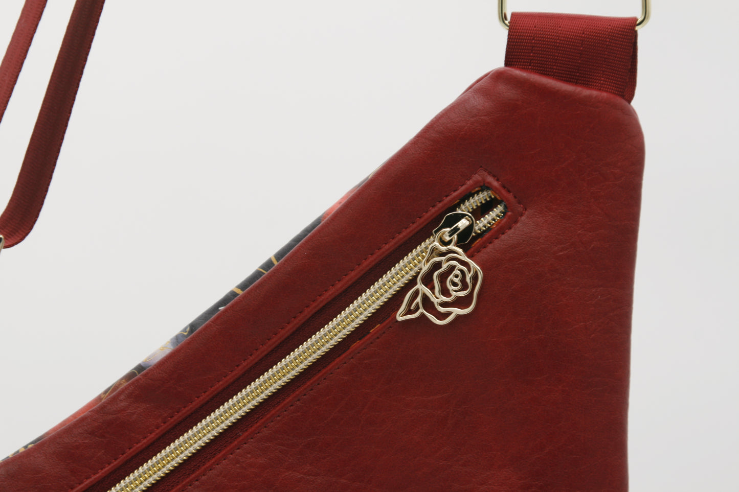 Floral zipper pulls – Beautifully crafted zipper accents that add a touch of charm and elegance.