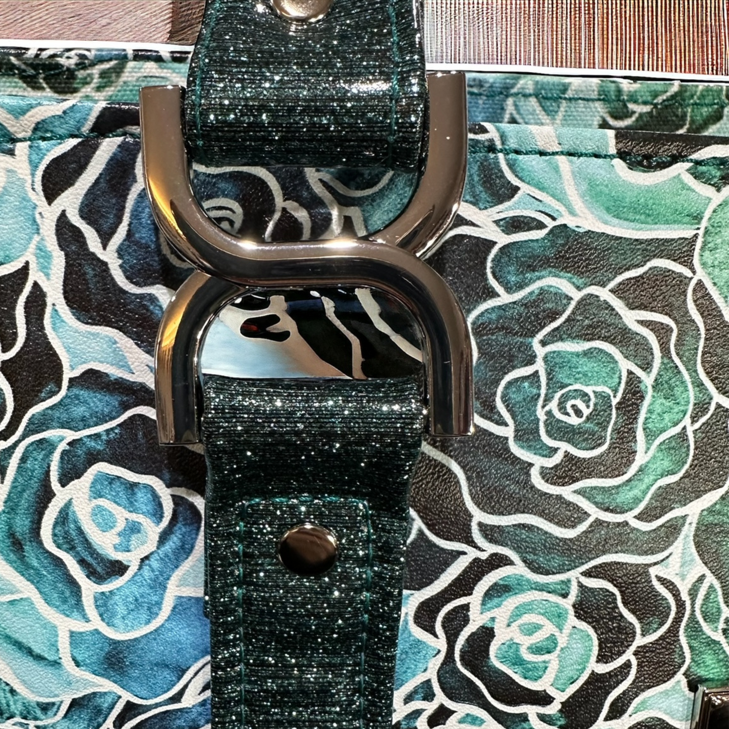 Unique Infinity Strap Connectors – A stylish and durable accent that enhances the bag’s design.