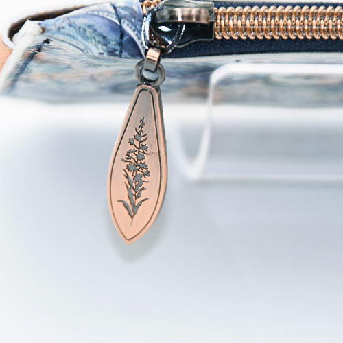 Brushed copper floral zipper pull – A delicate, stylish detail that adds a touch of sophistication.