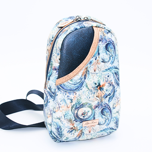 The blue paisley sling – A stylish and functional crossbody sling with
A front slip pocket for easy access to essentials.