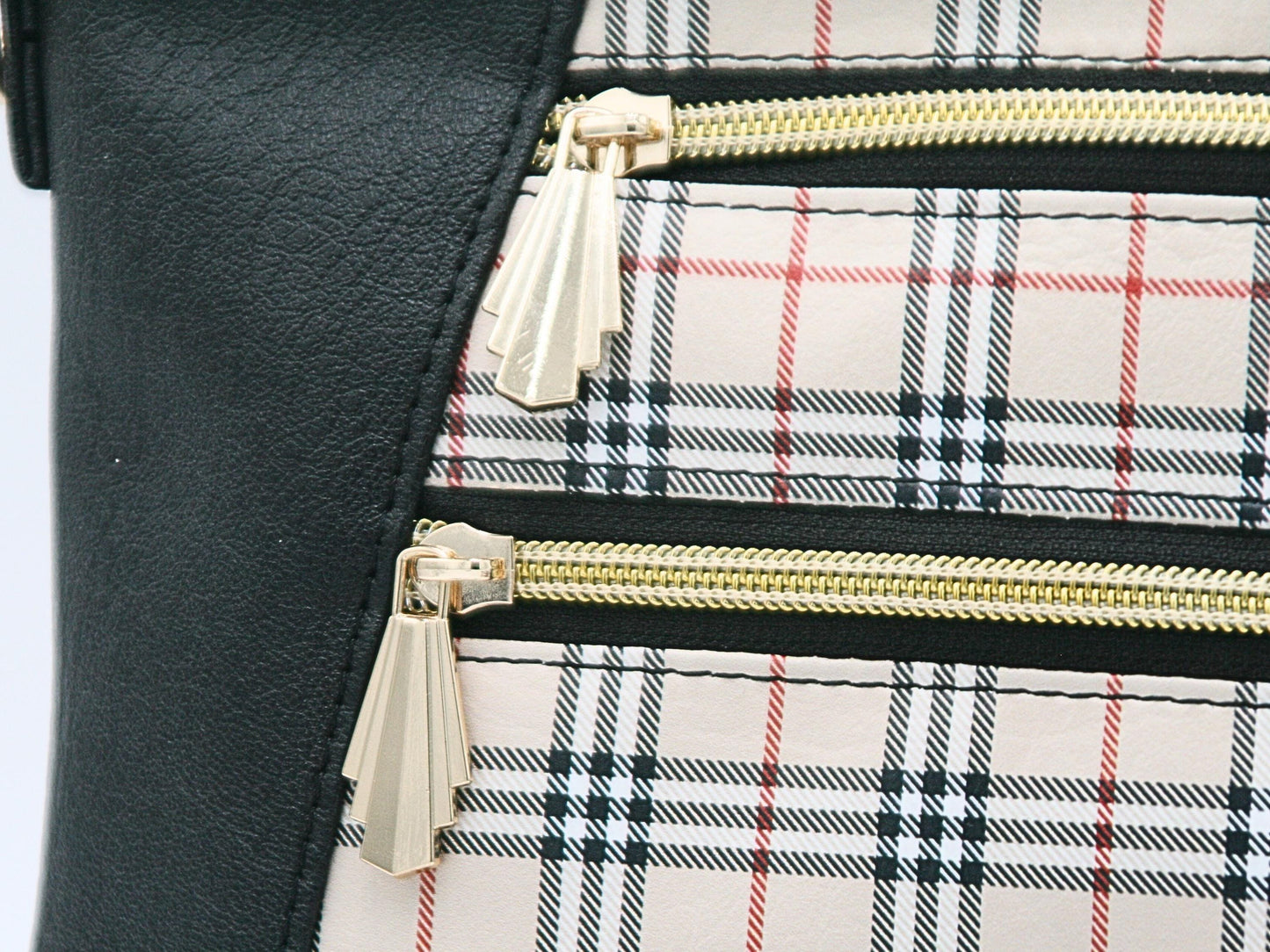 On the front of the apothecary tote bag there are two zipper pockets each featuring the Gatsby zipper pull in gold.