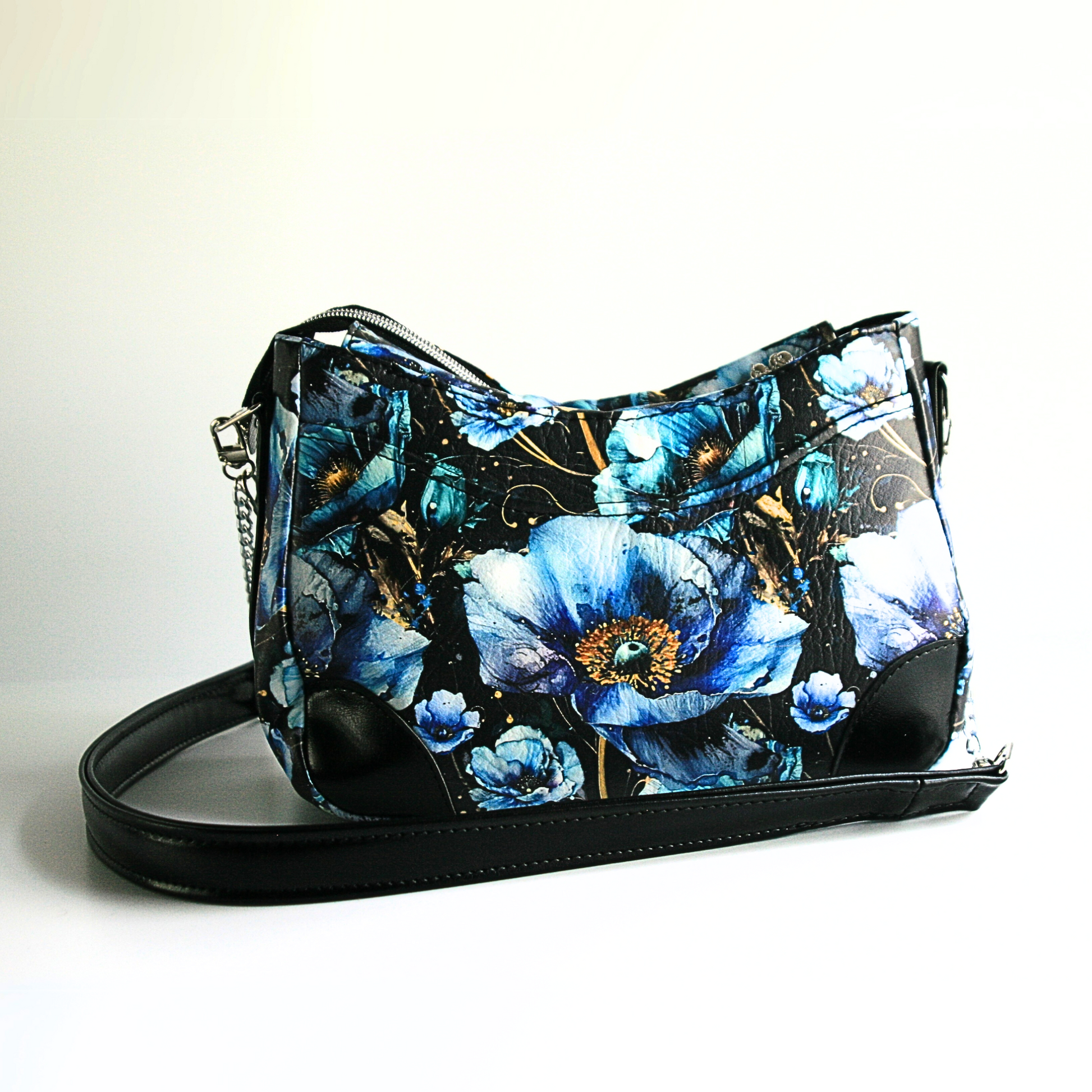 back of blue poppies shoulder bag features a large slip pocket