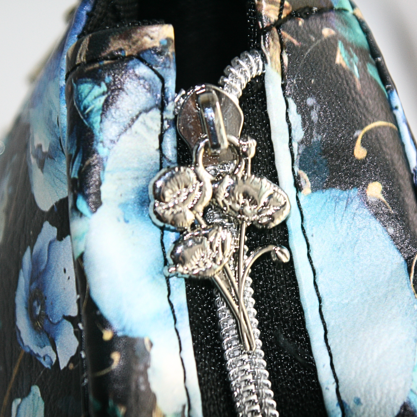 the poppies zipper pull on the blue poppies bag