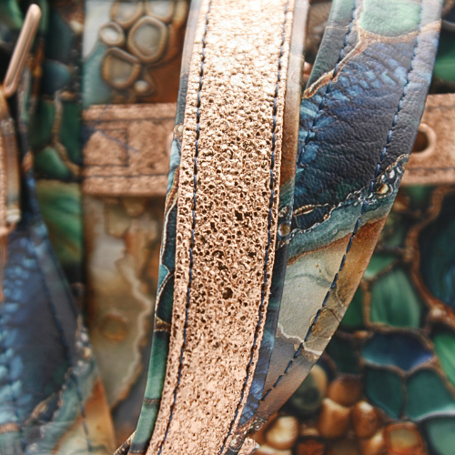  Two-tone adjustable strap – Wear it as a shoulder bag or crossbody for maximum comfort.