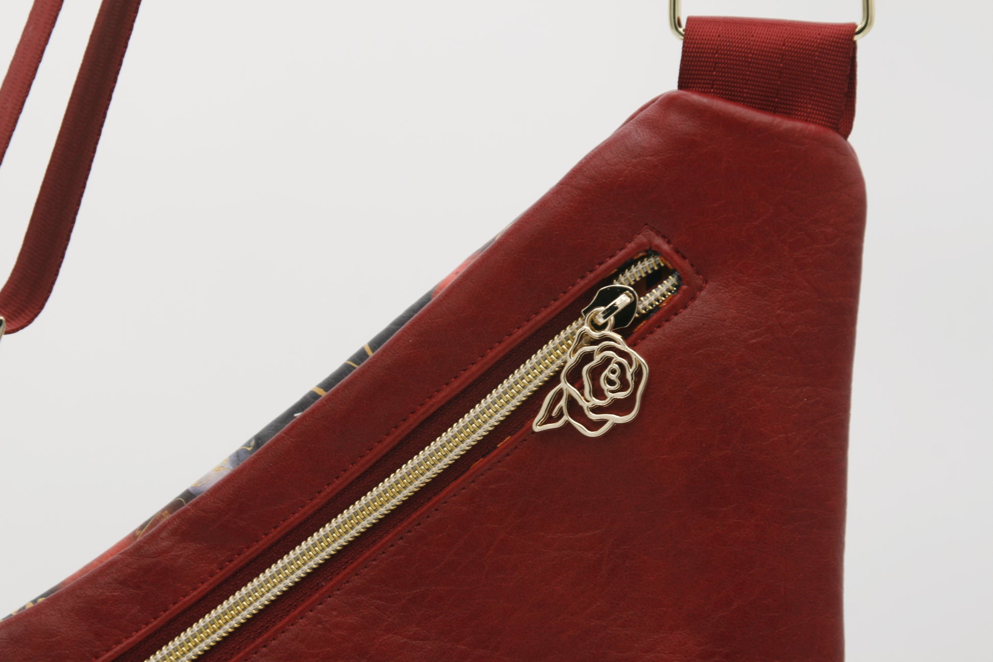  Floral zipper pulls – Beautifully crafted zipper accents that add a touch of charm and elegance.