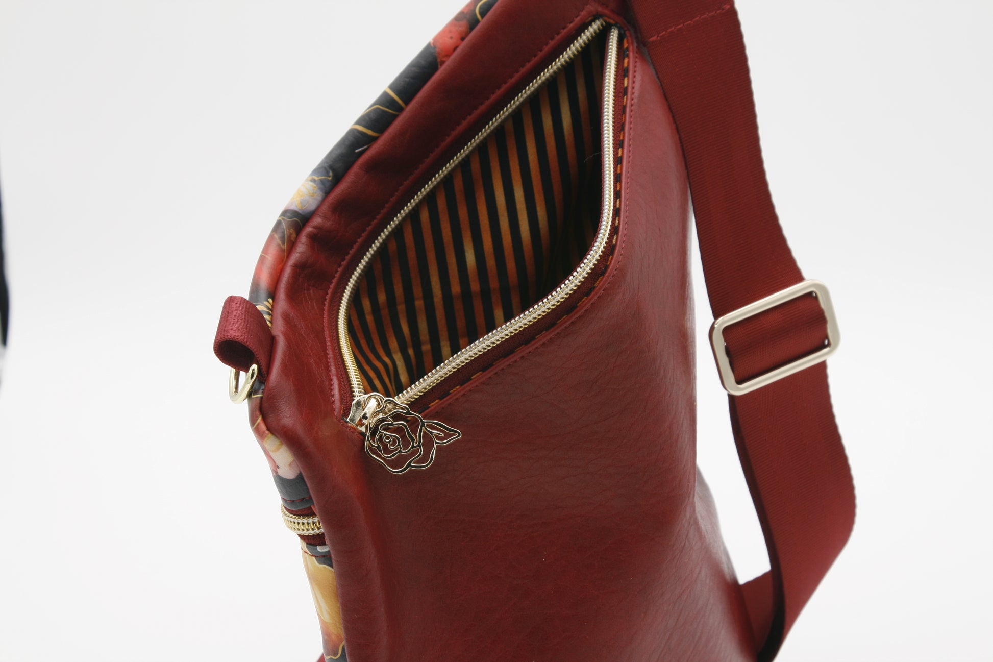 Back zipper pocket – Provides extra security for valuables like your wallet or ID.  Floral zipper pulls – Beautifully crafted zipper accents that add a touch of charm and elegance.
✔ Adjustable nylon webbing strap – Comfortable and versatile for the perfect fit.