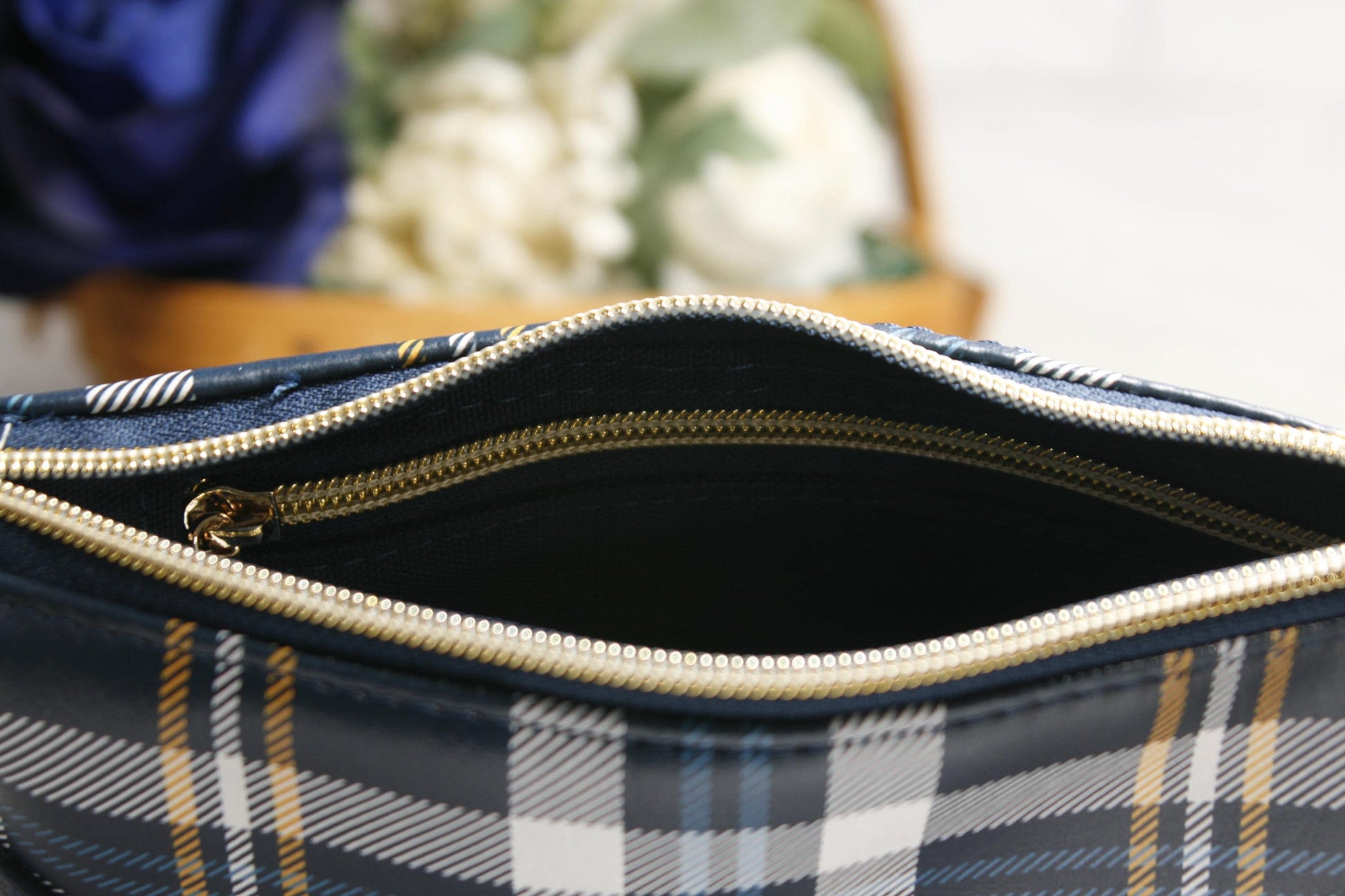 interior zipper in blue tartan plaid bag