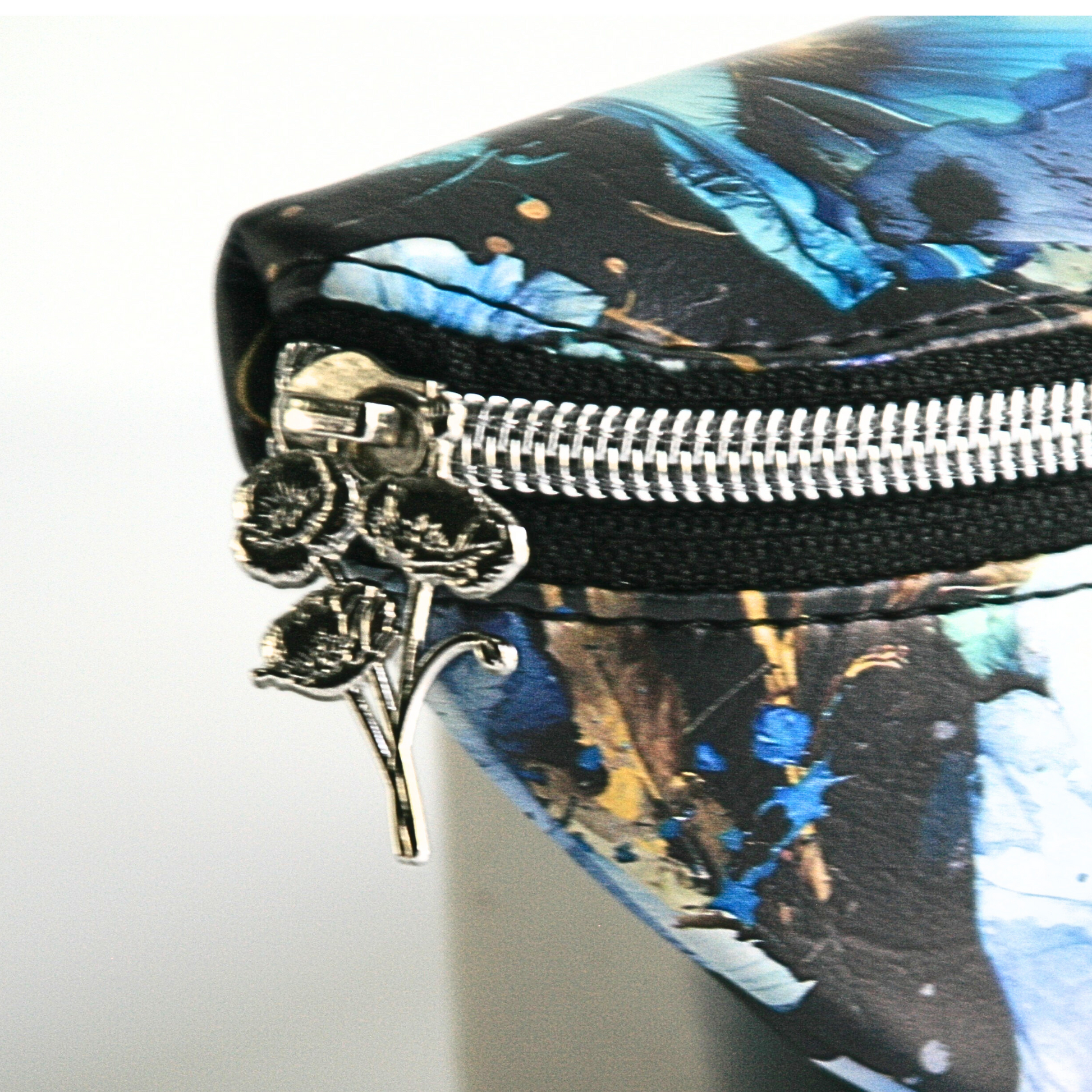 Silver poppies zipper pull on the blue poppies glasses case
